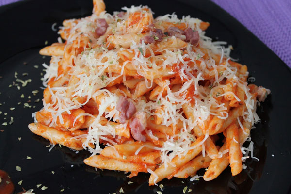 Macarrones con tomate natural y queso rallado